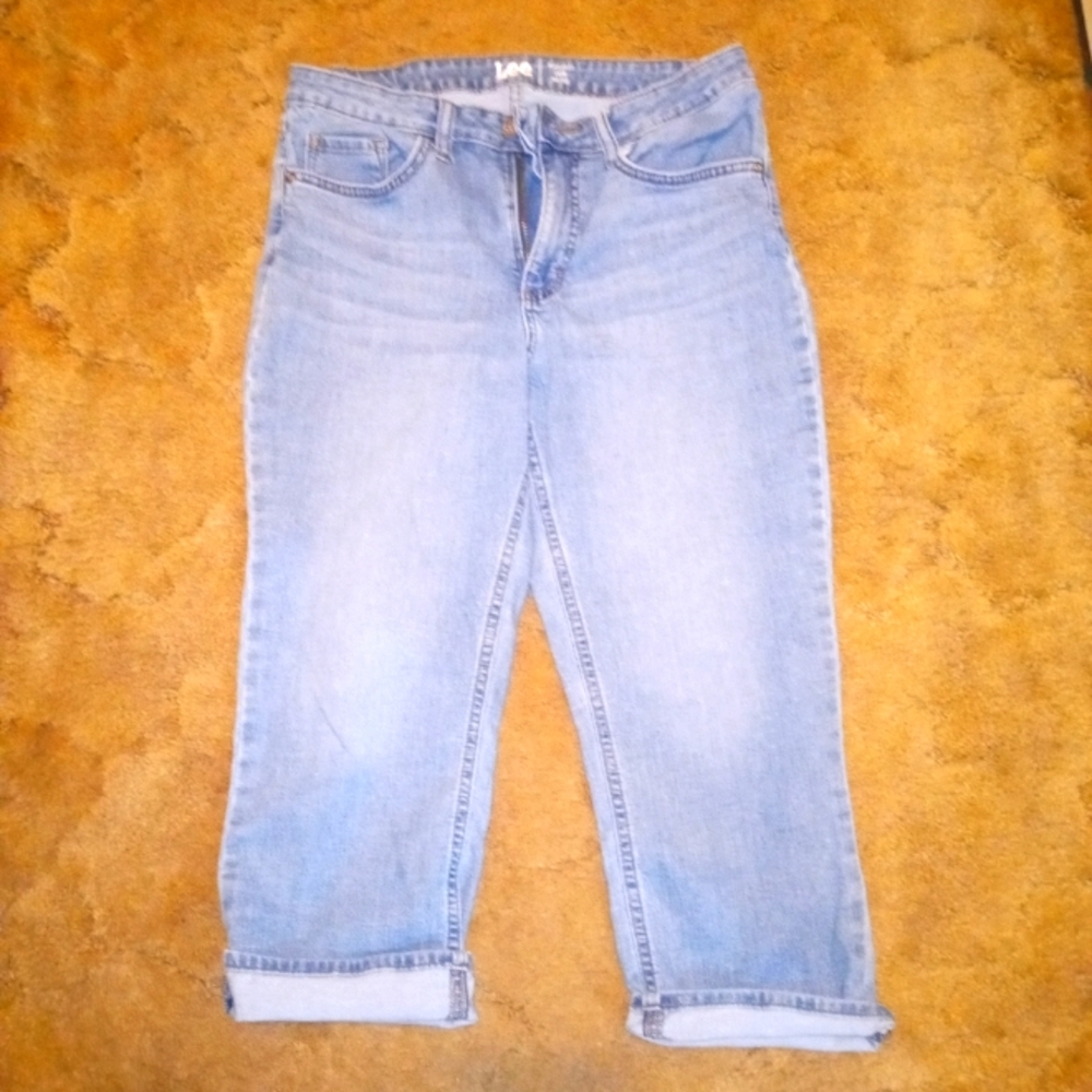 lee regular fit Midrise Jean capris 10M